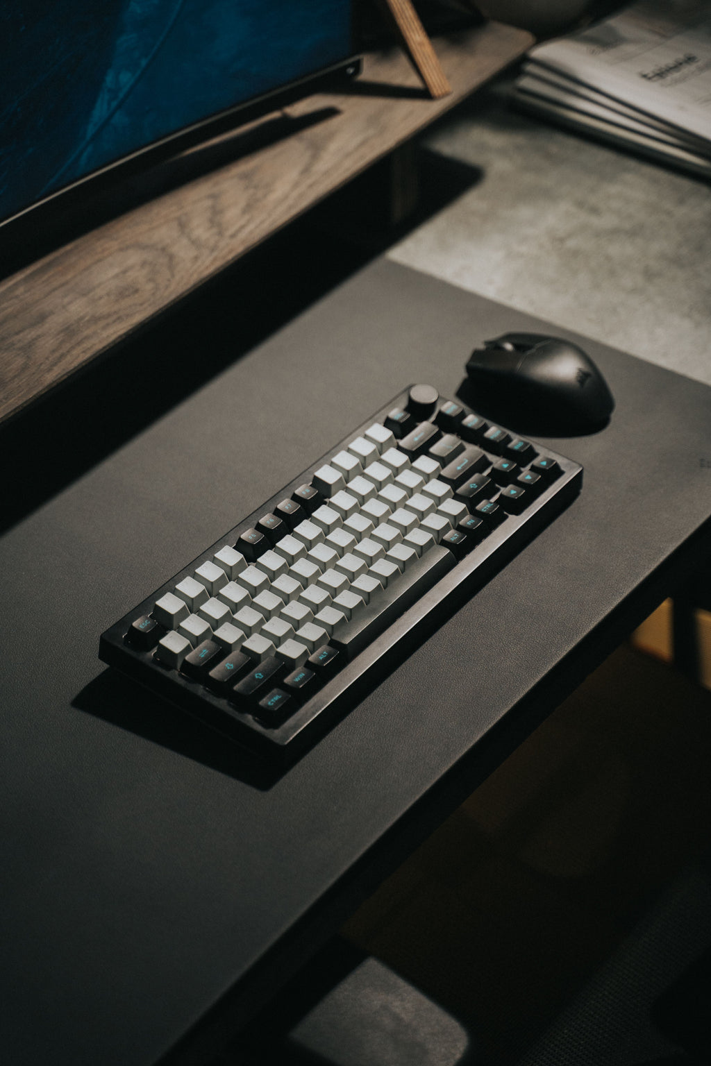 Teclado mecánico full-size en escritorio