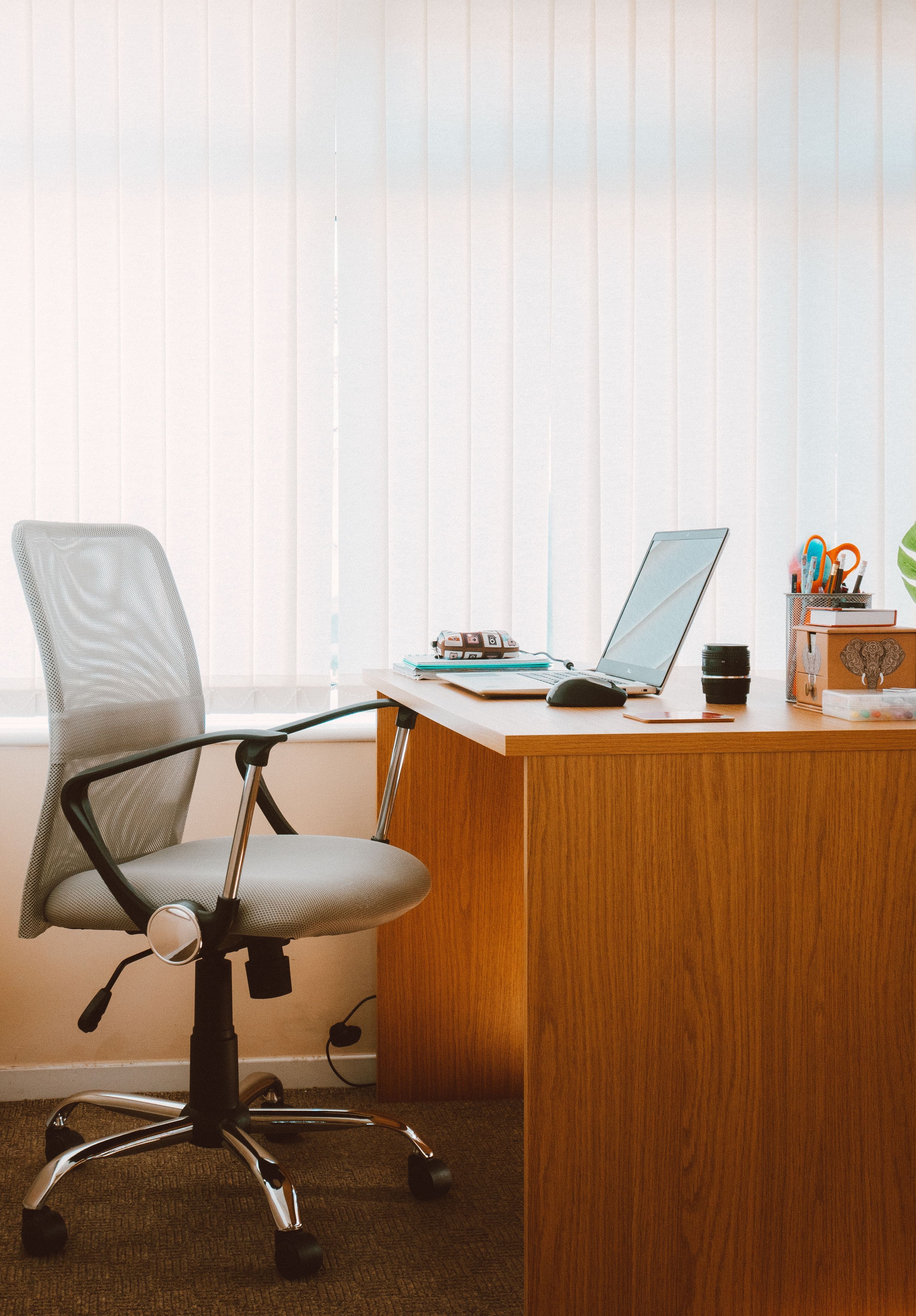 Silla gaming premium junto a escritorio