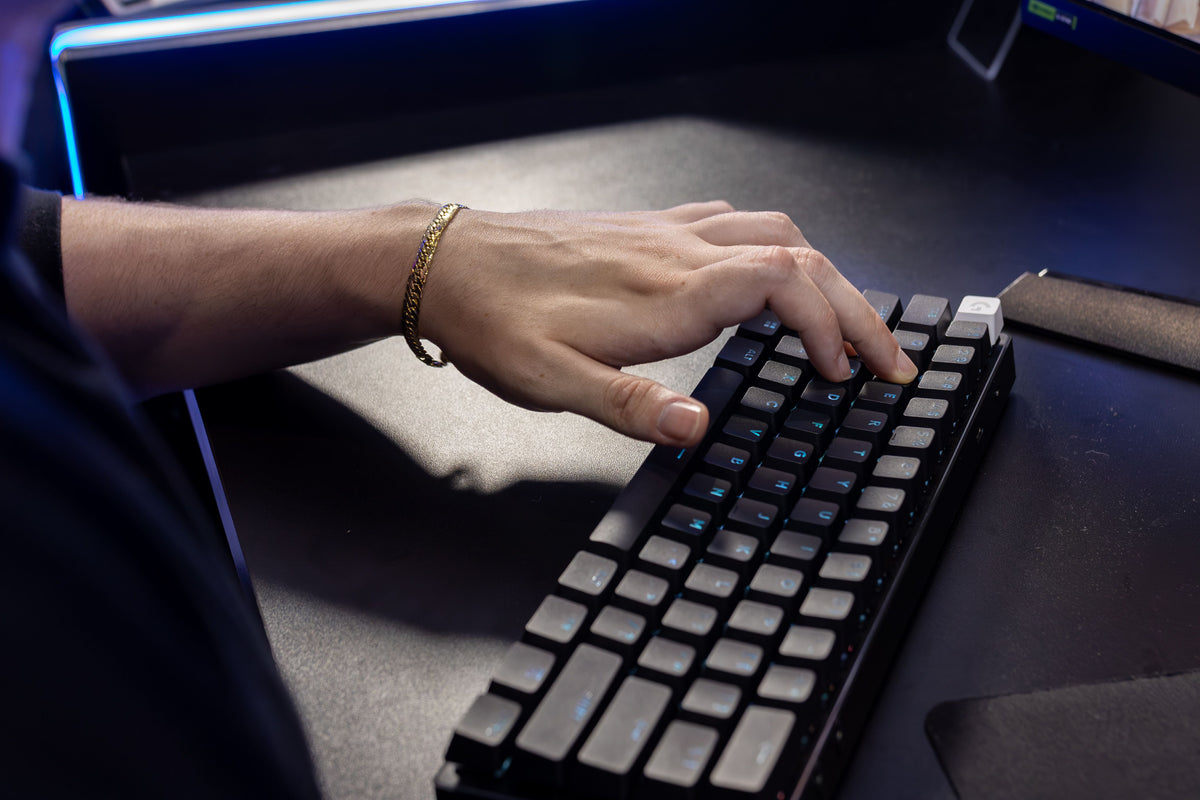Escribiendo en teclado mecánico retroiluminado