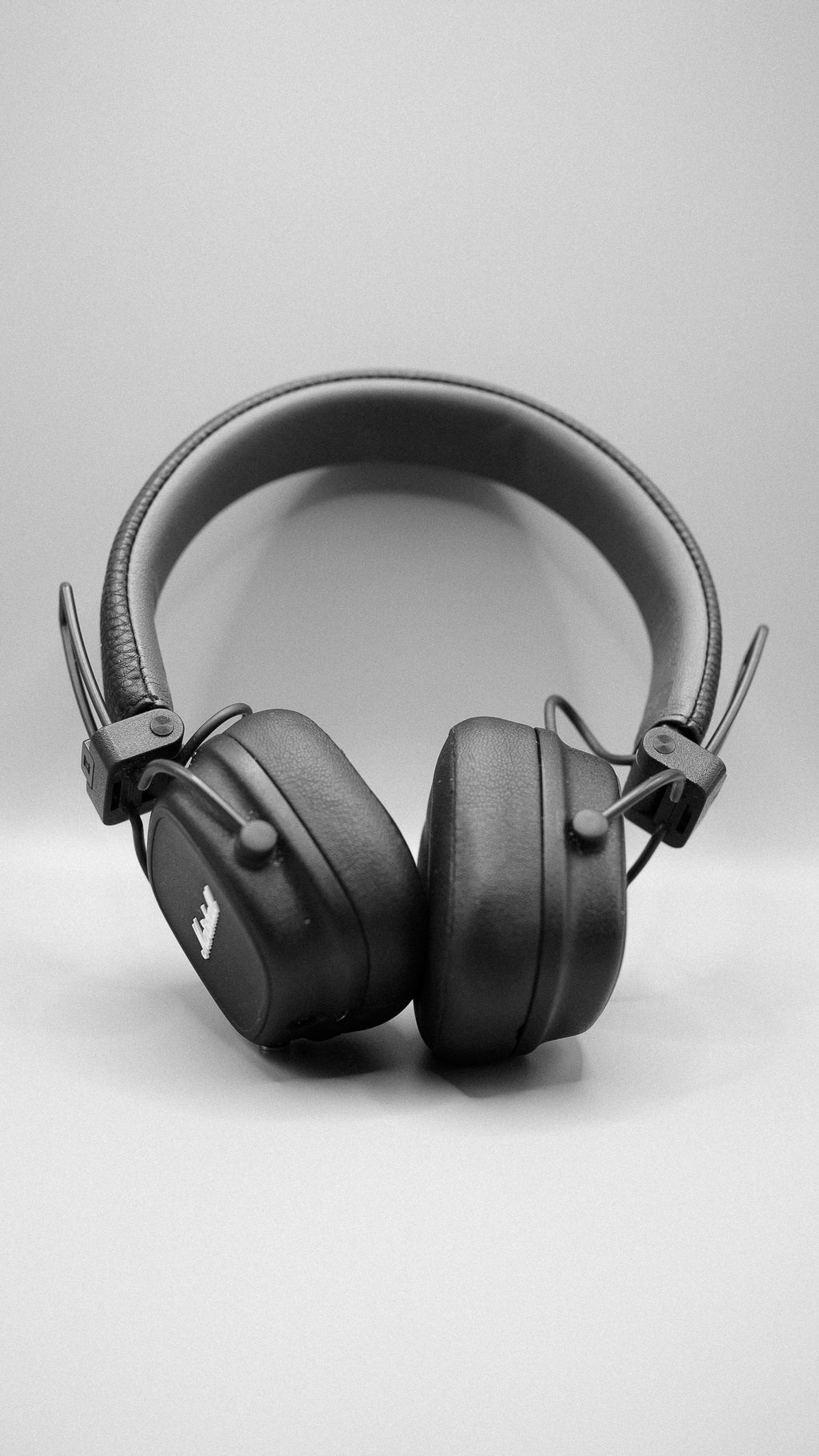 Auriculares de estudio negros con cancelación de ruido