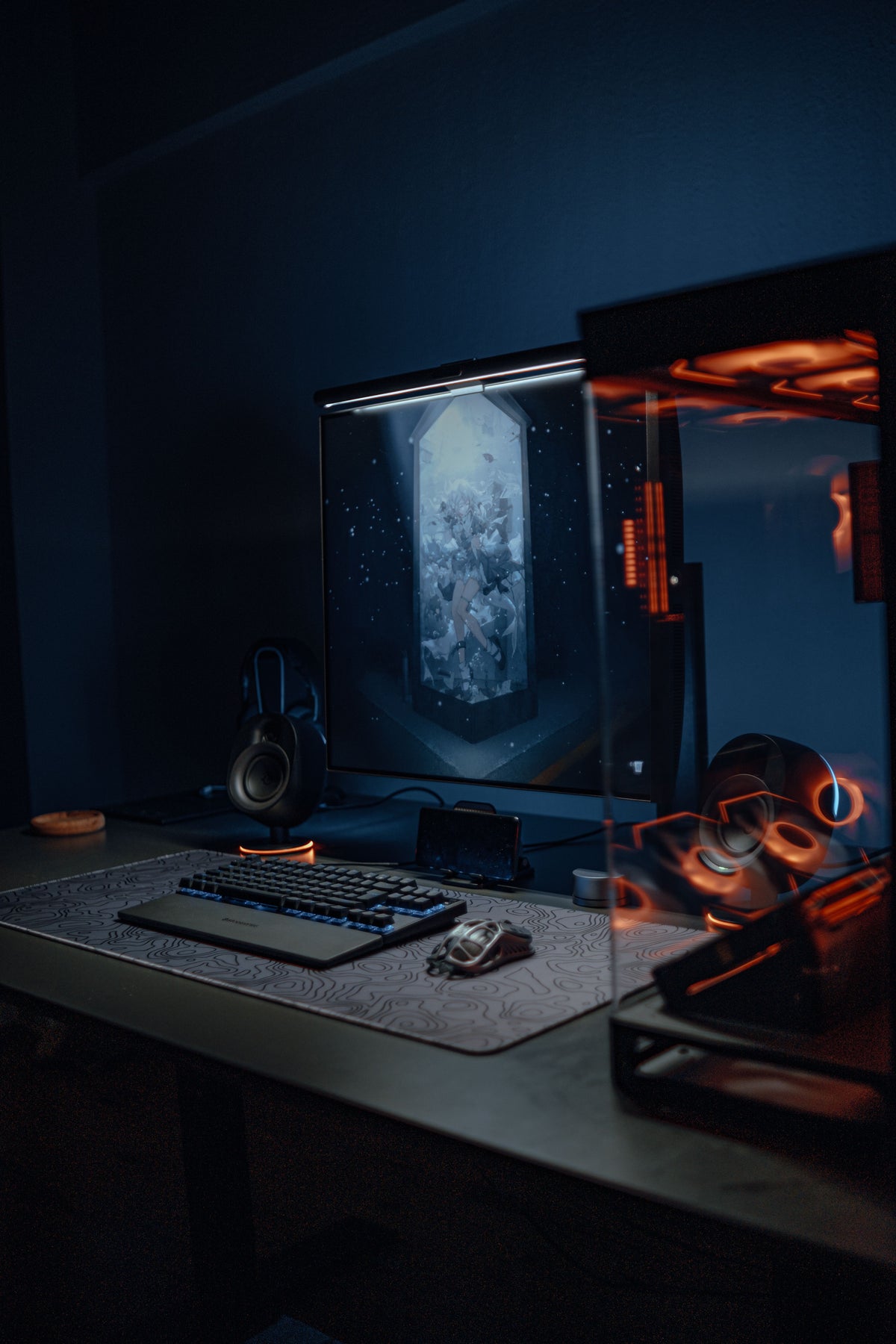 Silla gaming en setup RGB en sala oscura