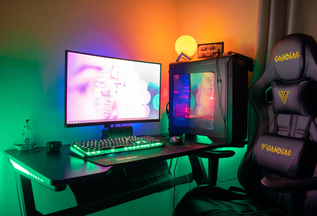 Setup gaming con silla e iluminación RGB