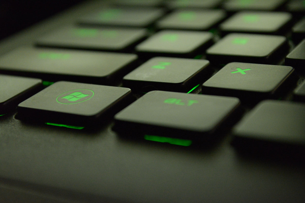 Teclas de teclado negro y verde en primer plano