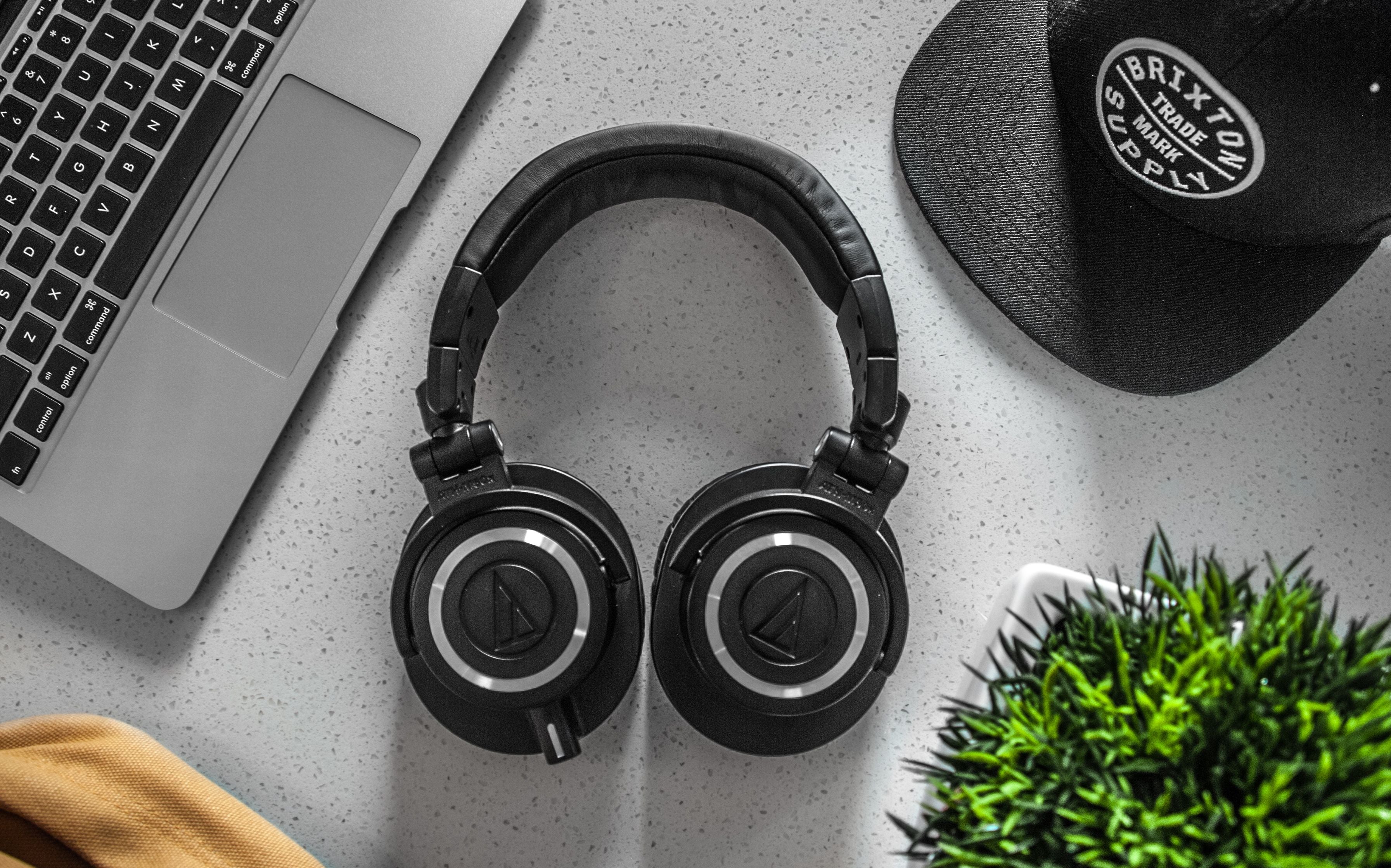 Auriculares negros inalámbricos sobre mesa