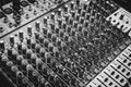Mezclador de audio en blanco y negro