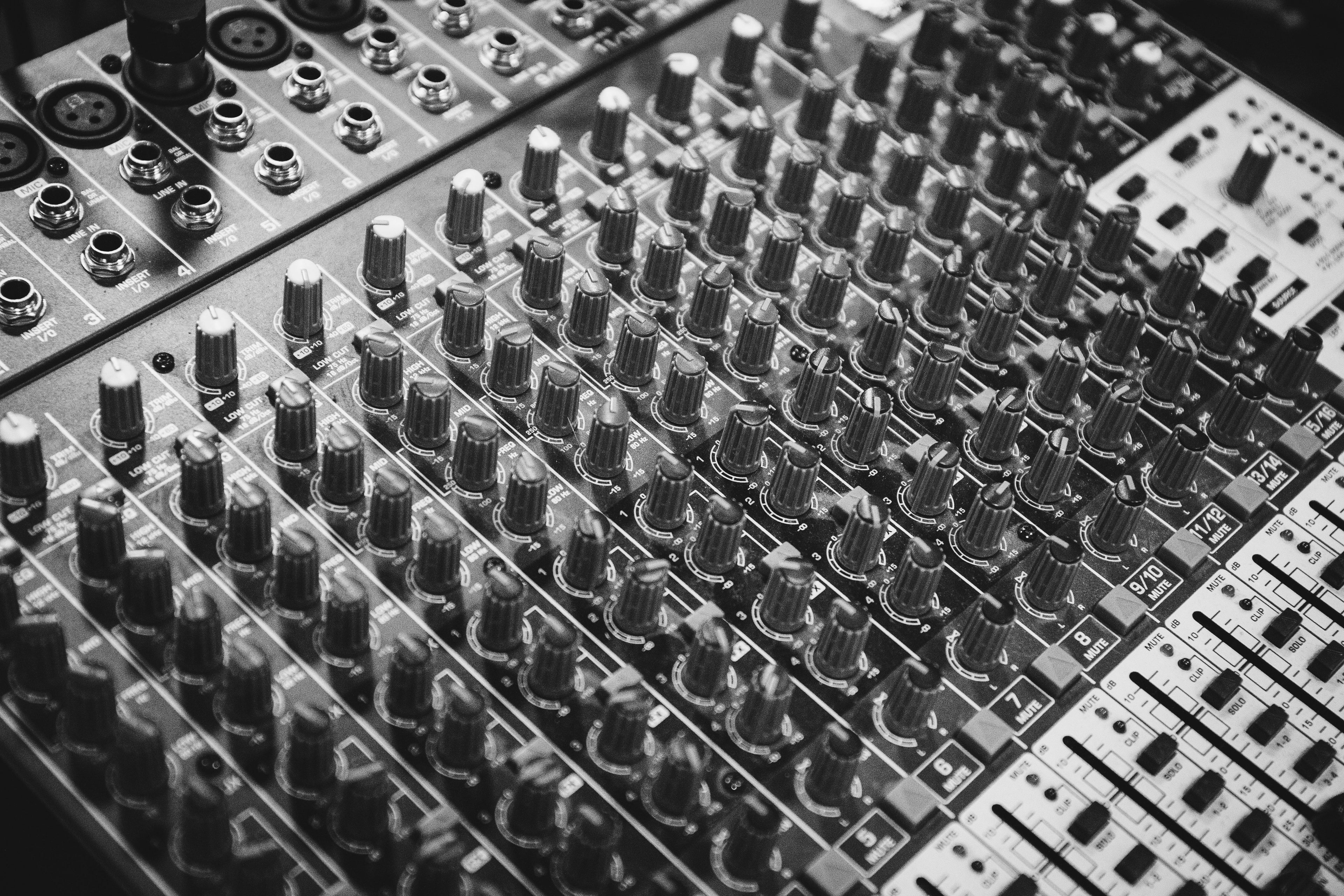 Mezclador de audio en blanco y negro