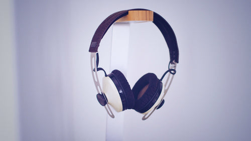 Auriculares inalámbricos negro y blanco en soporte